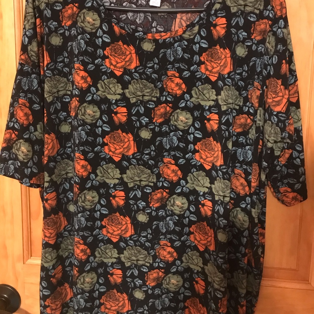Woman’s floral top great for fall